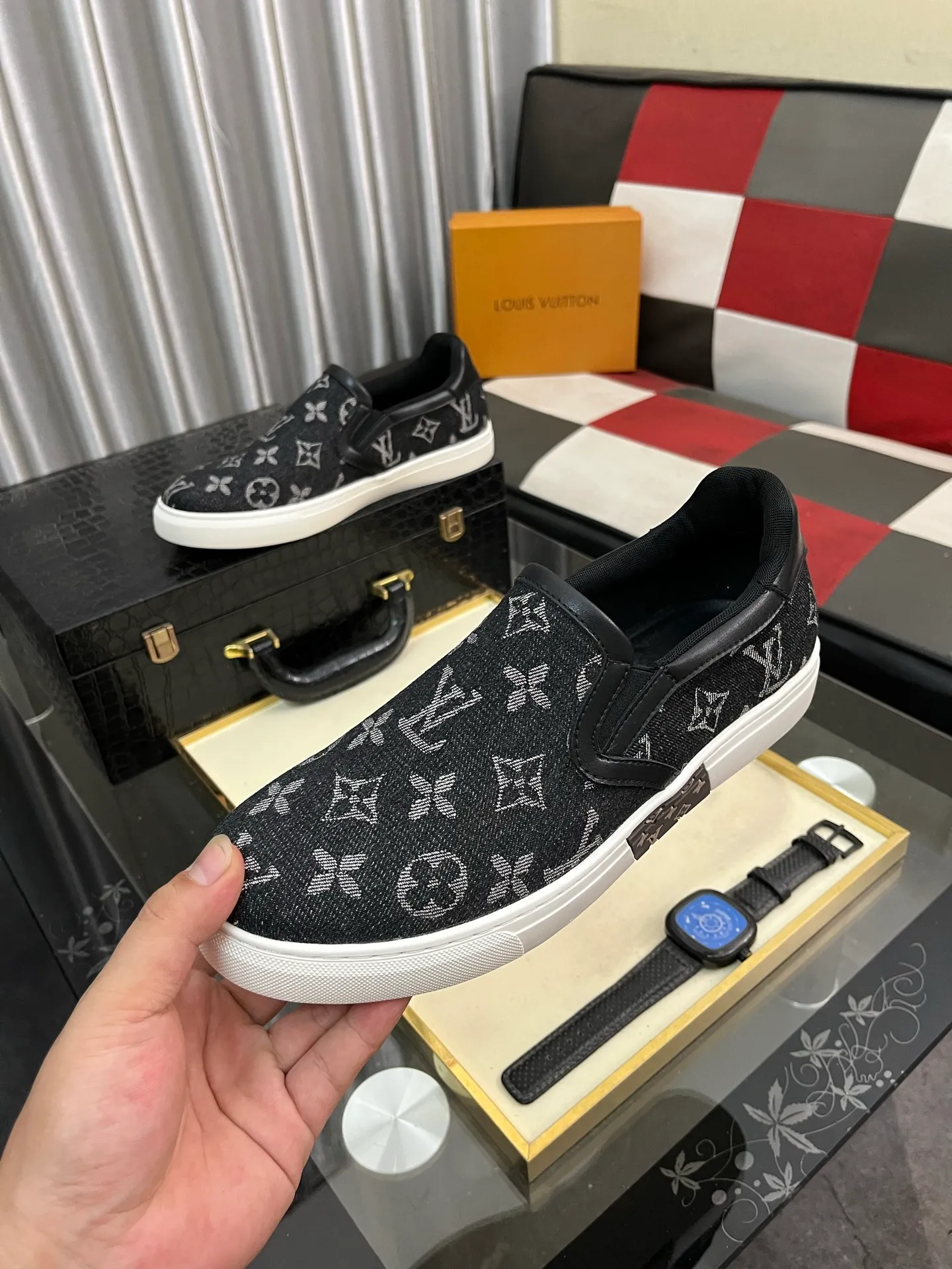Men's shoes 💰400⌚️⌚️LV's new men's high-end casual sports shoes, using imported first-layer cowhide silk screen printing brand lougou, original ultra-light tpu outsole, wear-resistant and comfortable, Monogram lougou embellished rubber outsole, breathable mesh lining, versatile classic style! Size: 38-442️⃣Colors available